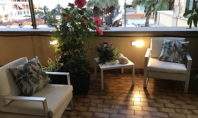 Quartiere XXXIV Lido di Ostia Levante Apartment | Accommodation in period building with a sea view terrace - in pedestrian zone