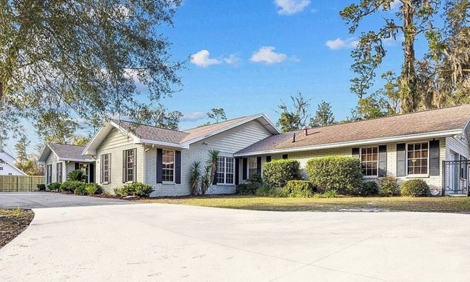 Gainesville House | Across from UF on University Ave - 5 br 3.5 bath with HOT TUB.