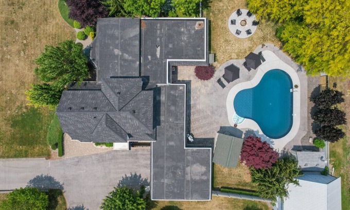 Kingsville House | Across the ST from Pelee Island Winery