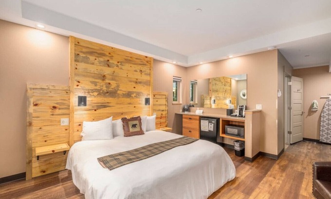 Estes Park Hotel | ADA King Room, AC, Fireplace, hot tub - Lodge 103
