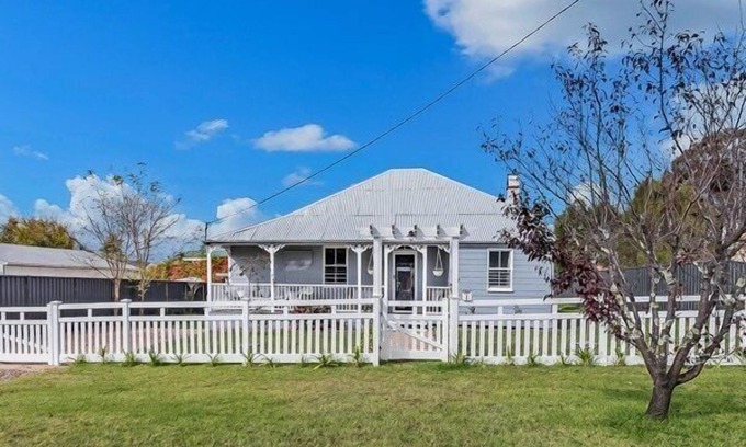 Stanthorpe Cottage | Addisons Stanthorpe with Hot Tub