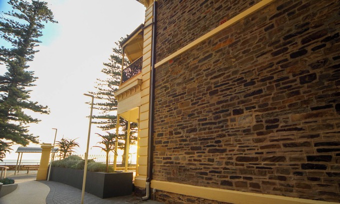 Glenelg Apartment | Adelaide's Seaside Location - Glenelg Beach: Seafield Apartment No. 6, Upstairs