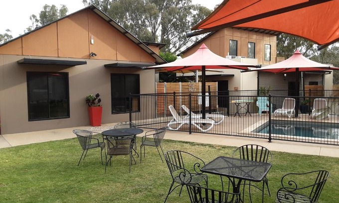 Echuca Apartment | Adelphi Apartment 2- Poolside or Apartment 2A- King Studio