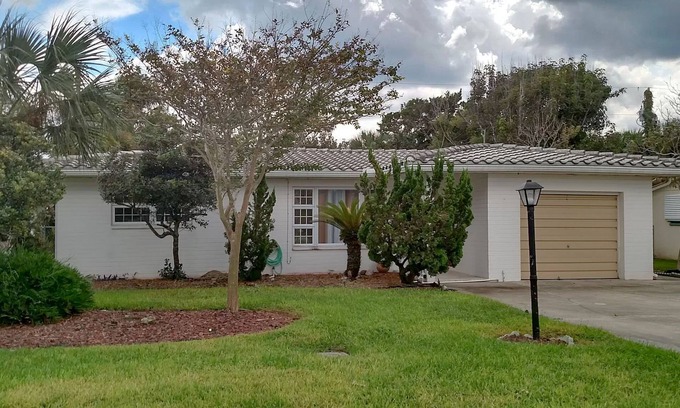 Ormond Beach Plaza House | Adorable dog-friendly home with modern interior, great location, AC, & W/D