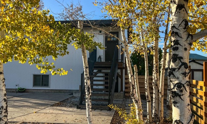 Bozeman Apartment | Adorable Duplex just one mile from Bozeman airport. 2-bedroom with 1 bath. ๐