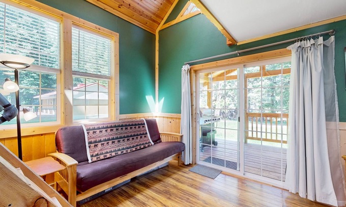 Enterprise Cabin | Adorable mountain view cabin with a full kitchen, washer/dryer, & gas grill