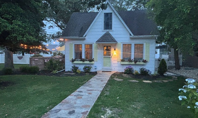 Town Bank Cottage | Adorable Renovated Cottage - Just steps from the Bay!