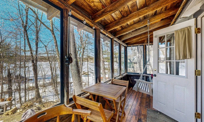 Gray Apartment | Adorable waterfront gem with 2 kayaks, high-speed WiFi, full kitchen & dock