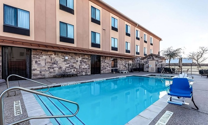 Mineral Wells Hotel | Adventure & Comfort Near Mineral Wells Lake with Pool Access