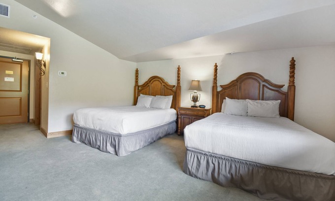 Midway Villa | Adventure Hub~Nordic Ski, Snowmobile & Snow Shoeing Villa 3037
