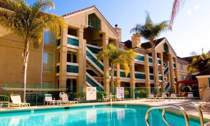 Sunnyvale Resort | Affordability Meets Comfort! TWO Spacious 2B Suites, Onsite Swimming Pool!