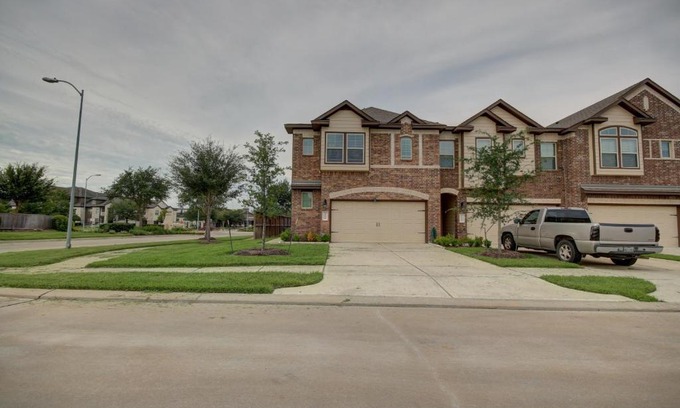 Rosenberg House | Affordable 3-Bedroom Townhouse With Backyard ~ Double Story (Pet Friendly!)