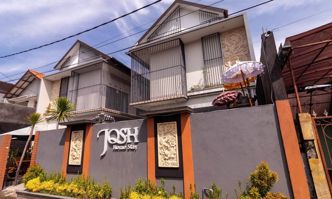 Tukad Mungga Cabin | Affordable Guest House with Pool Near Beach