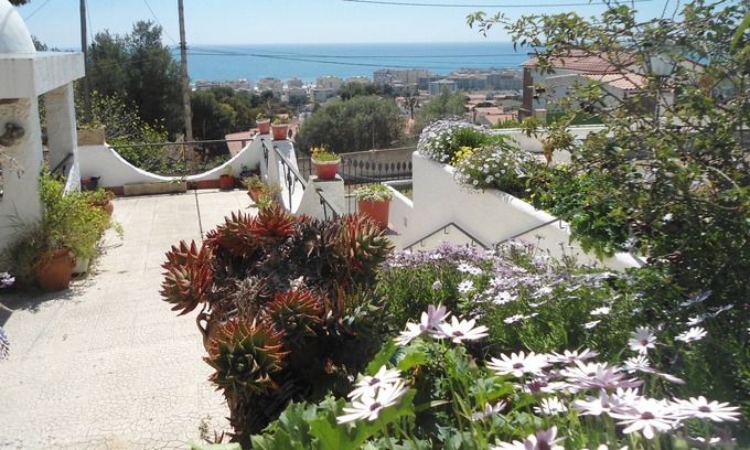 Calafell Apartment | Affordable nice apartment with 1 bedroom for individualists m. garden