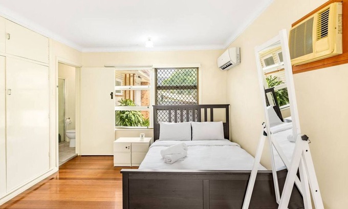 St. Lucia House | Affordable Studio – Steps from UQ/Shops/Transit