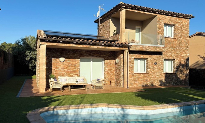 Pals Villa | Agradable Casa en Pals con Piscina
