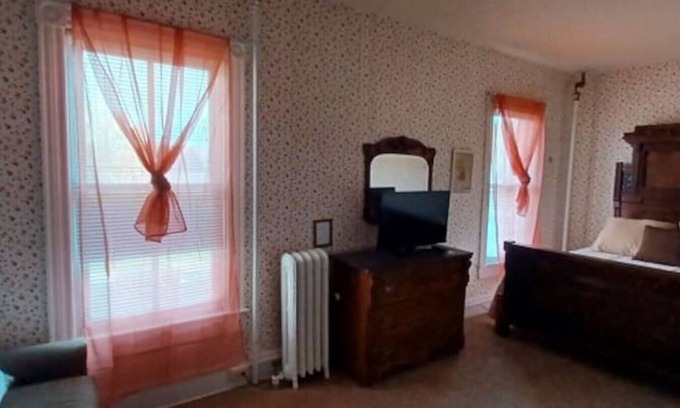 Wabasha Hotel | AH #3 · AH #3 Queen Suite/SS/Shower/Fridge