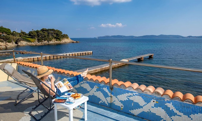 Giens Apartment | Air-conditioned fisherman's cottage waterfront Hyères terrace view Porquerolles