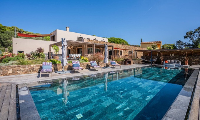 Giens Villa | Air-conditioned villa, sleeps 11 heated pool, garden, Presqu'île de Giens, beach