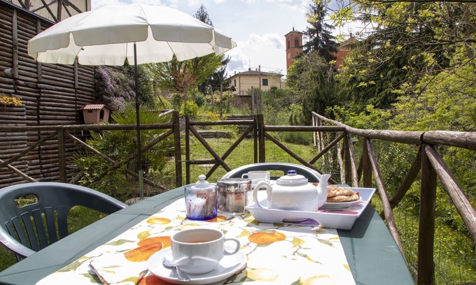 Farne Apartment | Airy studio apt in a beautiful garden