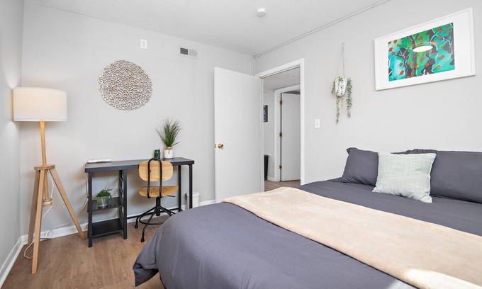 Lawrence Apartment | AL 101 - KU Cloud 9 - 3-Spacious bedroom