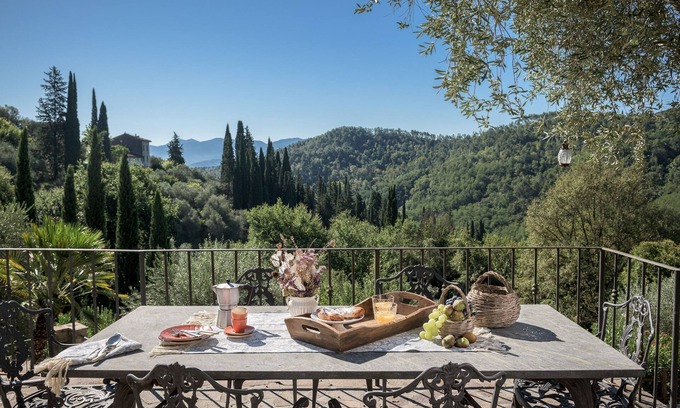 Vicopelago House | Al Bastini - villa with glorious views & pool, 15 mins from Lucca