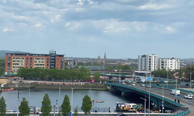 Cathedral Quarter Apartment | Albert Clock/Customs House Square. 2 Bed, Parking.