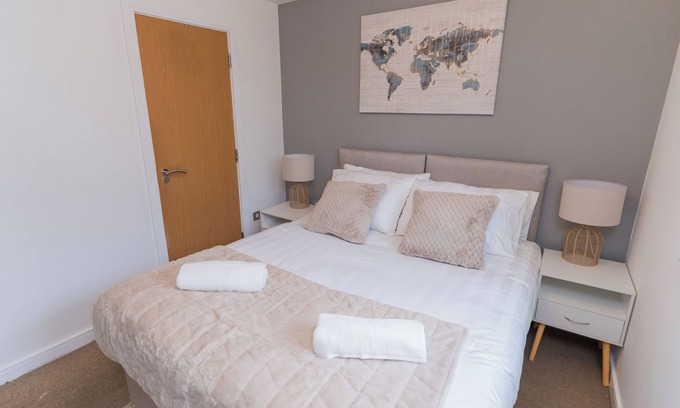 Wolverhampton Apartment | Albion Royale - 2 minute walk from the city centre! w/games!