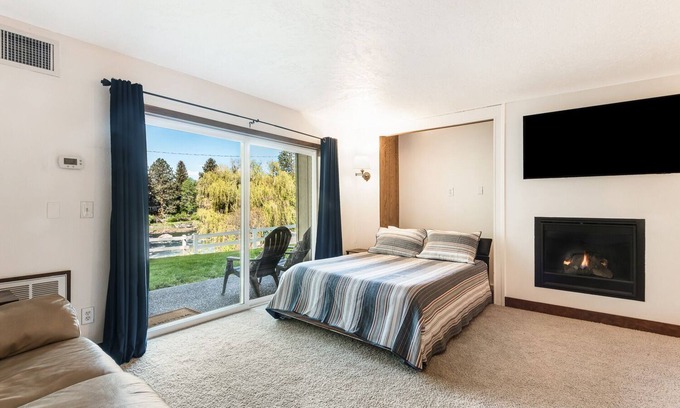 Bend Apartment | "Ale As Old As Time" ground-floor studio with a beautiful view of the Deschutes River!