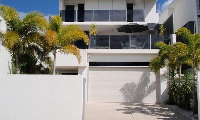 Alexandra Headland House | ALEX BEACH HOUSE Sunshine Coast Holiday House 100 steps to the beach. 12 Guests