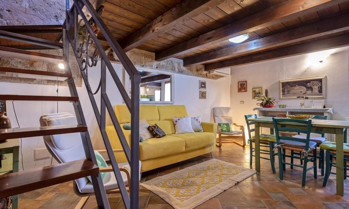 Alghero City Centre Apartment | Alghero Old Town, within the ancient walls, very close to sea. Topaz!