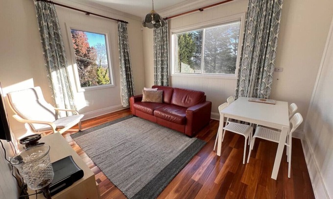 Katoomba House | Alkira Cottage: Cozy, Comfortable, and Convenient