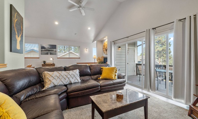 Southern Crossing Condo | All the Beauty of Bend! 3 BDR Condo Close to Downtown, Walk to Old Mill District