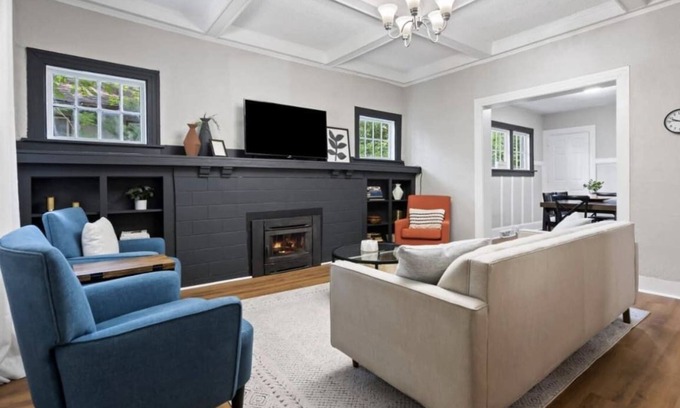 Des Moines House | Alluring Home Near Drake University