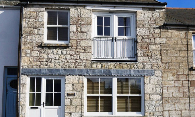 Isle of Portland Cottage | ALPEN ROSE COTTAGE, pet friendly, with a garden in Easton Portland