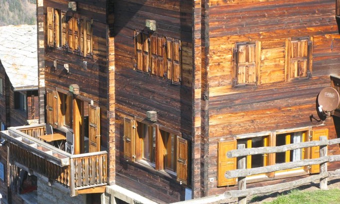 Gasenried Apartment | Alpia 26 - Zwei Zimmerwohnung in traditionellem Walliser Haus