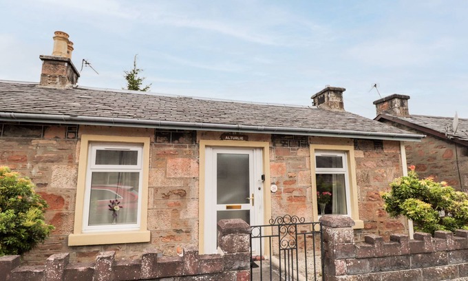 Inverness City Centre Cottage | ALTURLIE, family friendly, with a garden in Inverness