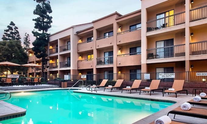 El Segundo Resort | Always a Great Idea To Unwind! Close to El Segundo Beach, Pets are Allowed
