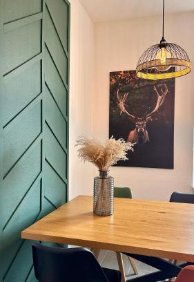 Lahr Apartment | AMAO Brown - City Center - 85 m2 - King-Size Bed - Private Parking - Storchenturm - bis 10 Pers 2Whg