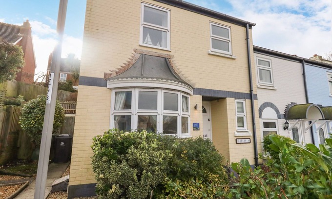 Weymouth Cottage | AMARANTA, pet friendly, with a garden in Brewers Quay Harbour