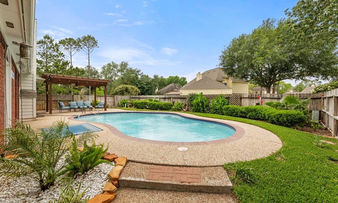 Clear Lake House | Amazing Bay Escape w/Pool - Sleeps 10, Near NASA
