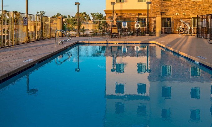 Chandler Apartment | Amazing Central Location | Outdoor Pool + Hot Tub + FREE Breakfast