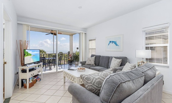 Sanibel Condo | Amazing Direct Ocean/Gulf Front Beach Views Condo with Free use of Bikes!