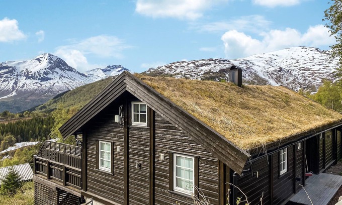 Møre og Romsdal House | Amazing home in Stranda with jacuzzi