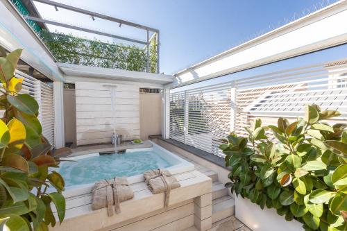 Rome City Centre Apartment | Amazing Piazza Venezia with Jacuzzi and terrace
