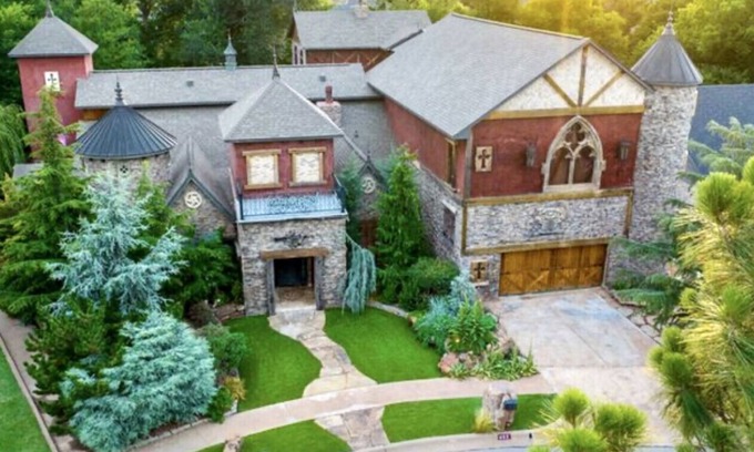 Norman House | Amazing unique castle experience “Scarlet Manor” 5 bedroom/5 bath