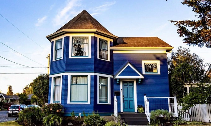 Columbia House | Amazing Victorian 4BR w/Hot Tub 5 Min to Downtown