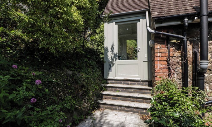 Malvern Cottage | AMAZING VIEW, pet friendly, character holiday cottage in Malvern