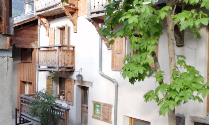 Saint-Bon-Tarentaise Ski Chalet | Ambiance Chalet Tout Confort Dans Hameau Typique Calme au Milieu des Vergers