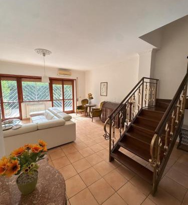 Zona XXVIII Tor de' Cenci Apartment | Ampio appartamento su due piani immerso nel verde